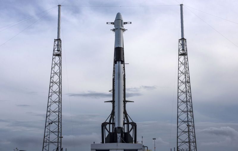 A new Falcon 9 rocket, and a Dragon spacecraft, on the pad Thursday.