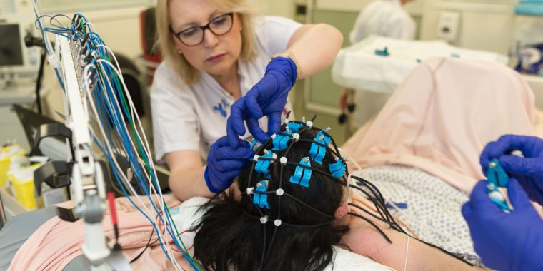Who will wake up from a coma? Electrical jolts in the brain offer hints